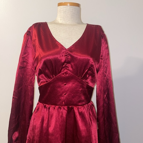 Red dress, woman’s medium. Gorgeous shine to this piece. Vintage look - Picture 3 of 4